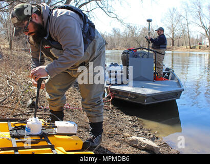 Blake Maurer, Susquehanna River Basin Kommission Umwelt Techniker, und Benjamin Pratt (rechts), SRBC Wasserressourcen Ingenieur, für Vermessungsarbeiten auf Swatara Creek, einem Nebenfluss des Susquehanna River im Osten central Pennsylvania, 9. März 2017 vorzubereiten. Die Kommission arbeitet an einem Projekt mit der US-Armee Korps der Ingenieure, Baltimore, zur Verfügung zu stellen Daten und Modellierung und Kartierung Informationen an die Federal Emergency Management Agency Region III, die Ihnen helfen, FEMA ihren Hochwasserrisikokarten aktualisieren. (U.S. Armee Foto von Sarah Brutto) Stockfoto