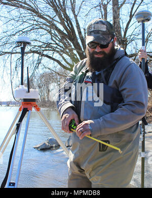 Blake Maurer, Susquehanna River Basin Kommission Umwelt Techniker, bereitet sich für Vermessungsarbeiten auf Swatara Creek, einem Nebenfluss des Susquehanna River im Osten central Pennsylvania, 9. März 2017. Die Kommission arbeitet an einem Projekt mit der US-Armee Korps der Ingenieure, Baltimore, zur Verfügung zu stellen Daten und Modellierung und Kartierung Informationen an die Federal Emergency Management Agency Region III, die Ihnen helfen, FEMA ihren Hochwasserrisikokarten aktualisieren. (U.S. Armee Foto von Sarah Brutto) Stockfoto