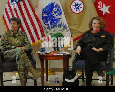 Brig. Gen. Deborah Kotulich und Frau Rebecca Harris bieten persönlichen Einblick zu Publikum bei der offenen Frage- und Antwortspiel. Stockfoto