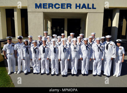 SAN DIEGO (29. März 2017) Segler aus Mercer Hall Kombüse bei Naval Base San Diego posieren für ein Gruppenfoto. Die Mercer Hall Kombüse Team sind die diesjährigen Preisträger des Marine Kapitän Edward F. Ney Memorial Awards für herausragende Gastronomie. (U.S. Marine Foto von Mass Communication Specialist 2. Klasse Indra Bosko) Stockfoto