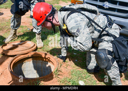 Us Air Force Senior Airman Johannes Childree, ein Arzt aus Die 116 medizinische Gruppe, Abteilung 1, 116. Air Control Wing, Georgia Air National Guard, Teams mit Soldaten aus dem Alabama National Guard bei der Suche und Gewinnung der Übung, die erforderlich ist, um sie einem verletzten Opfer zu retten, indem ein Mannequin gespielt, von einem Mann - Bohrung nach einem simulierten Hurrikan Szene im Guardian Zentrum in Perry, Ga, 29. März 2017 Während der chemischen, biologischen, radiologischen, nuklearen und explosiven Enhanced Response Force Paket Teil der Übung. Wachsam Guard 2017 Georgien ist eine gemeinsame regionale Schulungen ex Stockfoto