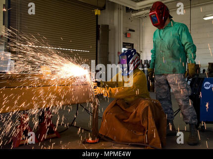 Air finden Techniker Master Sgt. John Greene, 512Th Maintenance Squadron Metals Technology Abschnitt NCO verantwortlich, Uhren Katrina Sullivan, 512Th Mission Support Group honorary Commander, durch ein Stück Winkeleisen mit einem Plasma Cutter während einer Tour von der 436th Maintenance Group März 29, 2017 schnitt, auf Dover Air Force Base, Del 20 - drei ehrenamtlichen Kommandanten erhalten mission Briefings, Tourneen in verschiedenen Einrichtungen und besuchte mit Team Dover Mitglieder während ihres eintägigen Besuchs. (U.S. Air Force Foto von Roland Balik) Stockfoto