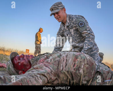 Armee finden Spc. Josue Mendez, einem IT-Spezialisten aus dem 319 Expeditionary Signal Bataillon, 335.- Signal (Theater), wertet einen simulierten Unfall während eines Geheimnisses Ereignis nach einem 10-km-ruck März März 30, als Teil des Befehls besten Krieger Wettbewerb 2017 in Fort Huachuca, Arizona gehalten wird. (Offizielle U.S. Army Reserve Foto von Sgt. 1. Klasse Brent C. Powell). Stockfoto