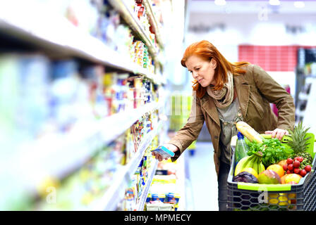 Ältere Pretty Woman Shopping für frische, gesunde Lebensmittel im Supermarkt Stockfoto