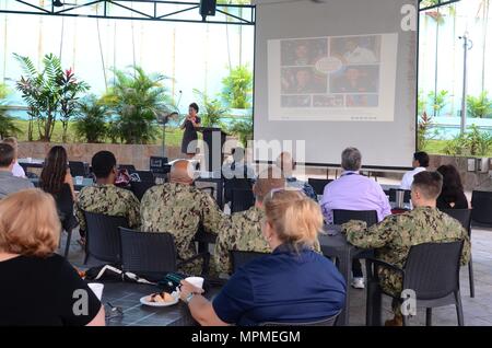 170329-N-WJ 640-031 SINGAPUR (Mar. 29, 2017) Stephanie Syptak-Ramnath, Charge d'Affaires ad interim US-Botschaft Singapur, spricht mit Marine Region Singapur service Mitglieder während Heritage Feier der Frauen an den Terror Club statt. Wurde die Veranstaltung durch die örtliche Marine Vielfalt und Heritage Committee, ein Befehl Gruppe verantwortlich für organzing monatliche Erbe feiern für den Singapur militärischen Gemeinschaft. (U.S. Marine Foto von Petty Officer 3. Klasse Madailein Abbott) Stockfoto