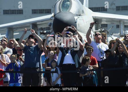 170329-N-VY 375-090 SAN DIEGO (29. März 2017) Zuschauer verfolgen die US Navy Fallschirm Team, den Sprung Frösche, während einer Fallschirmspringen Demonstration über die USS Midway Museum. Der Sprung Frösche sind in San Diego und Antenne Fallschirm Demonstrationen um die Nation zur Unterstützung der Naval Special Warfare und Navy recruiting durchführen. (U.S. Marine Foto von Mass Communication Specialist 2. Klasse Pyoung K. Yi/Freigegeben) Stockfoto