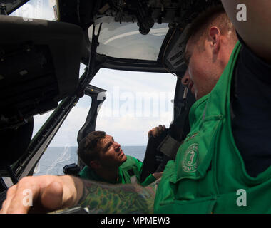 170329-N-WV 703-039 Straße von Malakka (29. März 2017) Aviation Elektriker Mate 2. Klasse Mark Kelly, Links, und Luftfahrt strukturellen Mechaniker 2. Klasse Joey Parrott bereiten Sie eine MH-60S Seahawk Hubschrauber für den Flugbetrieb an Bord Littoral Combat Ship USS Coronado (LCS 4). Die derzeit auf einen Rotationsfehler Bereitstellung in USA 7 Flotte Verantwortungsbereich, Coronado ist ein schnelles und agiles Kriegsschiff maßgeschneidert auf Patrouille in der Region und die Arbeit littorals Hull - Hull mit Partner Seestreitkräfte, die siebte Flotte mit der flexiblen Möglichkeiten es heute und in Zukunft braucht. (U.S. Marine Foto durch Massenmedien. Stockfoto