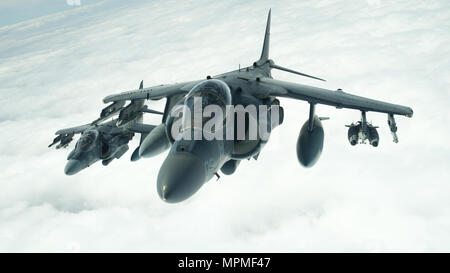 Zwei US Marine Corps AV-8B Piloten fliegen in Formation hinter einem US Air Force KC-10 Extender von der 908th Expeditionary Air Refuelling Squadron nach dem Betanken während einer Combined Joint Task Force - inhärenten Lösen Mission zum 22. März 2017. Der Harrier ist in der Lage, die von Schiffen und streng nach vorne Grundlagen als direkte Unterstützung der Bodentruppen. (U.S. Air Force Foto von älteren Flieger Joshua A. Hoskins) Stockfoto