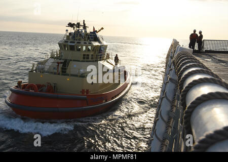 Ein schubschiff Ansätze das Patrouillenboot James in der Nähe von Mayport, Florida, 30. März 2017. Cutter James ist der Küstenwache 5 National Security Cutter, das größte und technisch am weitesten entwickelten Klasse von Cutter in der Küstenwache, mit robusten Funktionen für maritime Sicherheit, Strafverfolgung und nationale Verteidigung Missionen. (U.S. Coast Guard Foto von Petty Officer 1st Class Melissa Leake/Freigegeben) Stockfoto