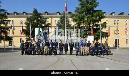 In der Mitte, U.S. Army Oberst Darius S. Gallegos, CoESPU stellvertretender Direktor, Frau Kelly Degnan, Charge d'Affaires ad interim US-Botschaft & Konsulate Italien, Brig. Gen. Giovanni Pietro Barbano, Kompetenzzentrum für Stabilität Polizeieinheiten (CoESPU) Direktor, und multinationalen Studenten aus Europa, Afrika, Italien und den USA für ein Gruppenfoto während der Eröffnungszeremonie des 7. Training Aufbau Kurs an der CoESPU in Vicenza, Italien, März 30, 2017 (US-dar. Armee Foto von visuellen Informationen Spezialist Antonio Bedin-/freigegeben) Stockfoto