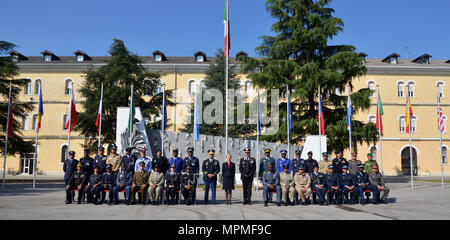 In der Mitte, U.S. Army Oberst Darius S. Gallegos, CoESPU stellvertretender Direktor, Frau Kelly Degnan, Charge d'Affaires ad interim US-Botschaft & Konsulate Italien, Brig. Gen. Giovanni Pietro Barbano, Kompetenzzentrum für Stabilität Polizeieinheiten (CoESPU) Direktor, und multinationalen Studenten aus Europa, Afrika, Italien und den USA für ein Gruppenfoto während der Eröffnungszeremonie des 7. Training Aufbau Kurs an der CoESPU in Vicenza, Italien, März 30, 2017 (US-dar. Armee Foto von visuellen Informationen Spezialist Antonio Bedin-/freigegeben) Stockfoto