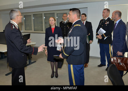 Frau Kelly Degnan, Charge d'Affaires ad interim US-Botschaft & Konsulate Italien, während eines Besuchs im Center of Excellence für Stabilität Polizei Units (CoESPU) Vicenza, Italien, März 30, 2017 (U.S. Armee Foto von visuellen Informationen Spezialist Antonio Bedin-/freigegeben) Stockfoto