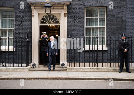 US-Verteidigungsminister Jim Mattis trifft sich am 31. März 2017 mit Premierminister Theresa May in der Downing Street 10 in London. Die Diskussionen betreffen die Zusammenarbeit zwischen den USA und Großbritannien im Verteidigungsbereich, gemeinsame militärische Übungen, internationale Sicherheitsstrategien und die Zusammenarbeit bei der Bewältigung globaler Bedrohungen. Das Engagement stärkt die langjährige strategische Partnerschaft und das gemeinsame Engagement für Verteidigungs- und Sicherheitsinitiativen zwischen den beiden Nationen. Stockfoto