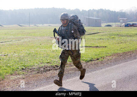 Pfc. Christopher Motz, von Fort Benning, Ga, bewegt sich zügig von der Krieger Aufgaben Lane im Stress Feuer Aufgabe während der besten Krieger Wettbewerb März 29. (U.S. Armee Foto von David E. Gillespie/freigegeben) Stockfoto