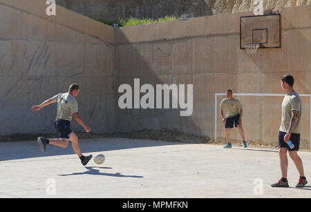 Britische Soldaten eingesetzt zur Unterstützung der Combined Joint Task Force - inhärenten lösen und die Highlanders, 4.Bataillon, das königliche Regiment von Schottland (4 Scots) Fußball spielen Team Kameradschaft und die Moral im Al Asad Air Base, Irak, 26. März 2017 zu bauen. CJTF-OIR ist die globale Koalition zu besiegen ISIS im Irak und in Syrien. (U.S. Armee Foto von Sgt. Lisa Soja) Stockfoto