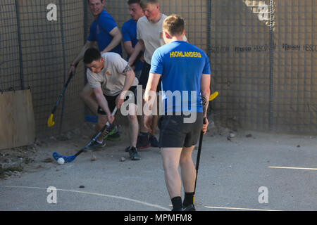 Britische Soldaten eingesetzt zur Unterstützung der Combined Joint Task Force - inhärenten lösen und die Highlanders, 4.Bataillon, das königliche Regiment von Schottland (4 Scots) ein Spiel der Hockey Spielen team Kameradschaft und die Moral im Al Asad Air Base, Irak, 26. März 2017 zu bauen. CJTF-OIR ist die globale Koalition zu besiegen ISIS im Irak und in Syrien. (U.S. Armee Foto von Sgt. Lisa Soja) Stockfoto