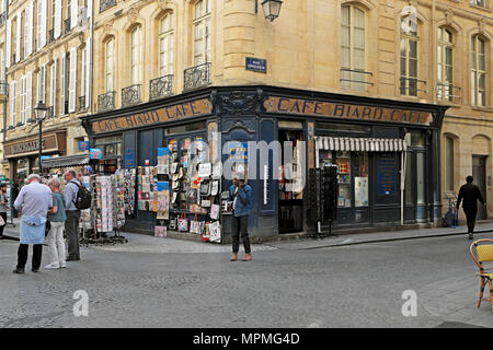 Menschen auf der Straße vor Café Biard Buchhandlung früher ein Café in der Rue Montorgueil am frühen Abend im Frühjahr Paris Frankreich Europa EU KATHY DEWITT Stockfoto