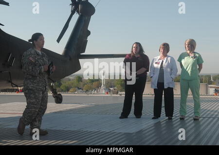 AUGUSTA UNIVERSITÄT MEDIZINISCHE KLINIK, Augusta, Ga, 29. März 2017 - Georgia Armee nationale Scots Guards Staff Sgt. Anna Dietrich, von loslösung 2, Charlie Company, 1st Battalion, 169Th Aviation Regiment, spricht mit zivilem Personal auf Augusta Universität Medizinische Klinik während der Wachsam Guard 17 Training. (U.S. Army National Guard Foto von SPC. Jordan Trent/Freigegeben) Stockfoto