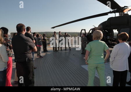 AUGUSTA UNIVERSITÄT MEDIZINISCHE KLINIK, Augusta, Ga, 29. März 2017 - ein Georgia Army National Guard Flight Crew, von loslösung 2, Charlie Company, 1st Battalion, 169Th Aviation Regiment, spricht mit zivilem Personal über die Interoperabilität auf Augusta Universität Medizinische Klinik während der Wachsam Guard 17 Training. (U.S. Army National Guard Foto von SPC. Jordan Trent/Freigegeben) Stockfoto