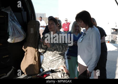 AUGUSTA UNIVERSITÄT MEDIZINISCHE KLINIK, Augusta, Ga, 29. März 2017 - Georgia Armee nationale Scots Guards Staff Sgt. Anna Dietrich, von loslösung 2, Charlie Company, 1st Battalion, 169Th Aviation Regiment, Züge mit zivilen Personal auf dem Hubschrauberlandeplatz in Augusta Universität Medizinische Klinik während der Wachsam Guard 17 Training. (U.S. Army National Guard Foto von SPC. Jordan Trent/Freigegeben) Stockfoto