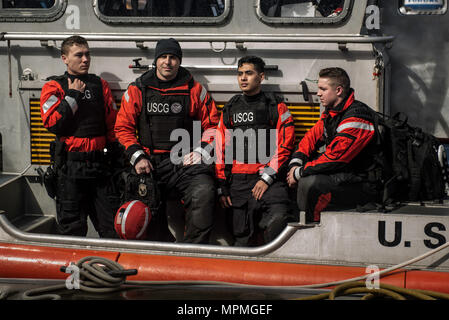 Seaman Kincade Kincheloe, der bootsmann Mate 2. Klasse Josh Lethe, Feuerwehrmann Kai Abihai und Maschinen Techniker 3. Klasse Lukas Mooney, alle Teil einer Crew von der Coast Guard Station Seattle, Halt für ein Foto, nachdem Sie unterwegs auf einem 45-Fuß-Antwort Boat-Medium März 29, 2017. Die Crew unterwegs war, während die neu in Betrieb genommene Coast Guard Cutter Munro ziehen in den Hafen war. U.S. Coast Guard Foto von Petty Officer 1st Class Zac Crawford. Stockfoto