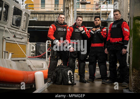 Der Bootsmann Mate 2. Klasse Josh Lethe, Maschinen Techniker 3. Klasse Lukas Mooney, Feuerwehrmann Kai Abihai und Seaman Kincade Kincheloe, alle Teil einer Crew von der Coast Guard Station Seattle, Halt für ein Foto, nachdem Sie unterwegs auf einem 45-Fuß-Antwort Boat-Medium März 29, 2017. Die Crew unterwegs war, während die neu in Betrieb genommene Coast Guard Cutter Munro ziehen in den Hafen war. U.S. Coast Guard Foto von Petty Officer 1st Class Zac Crawford. Stockfoto