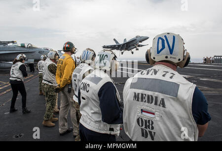 170329-N-YL 257-101 arabischen Golf (29. März 2017) Sehr geehrte Besucher beobachten Flugbetrieb an Bord der Flugzeugträger USS George H.W. Bush (CVN 77) (GHWB) während einer United Service Organizations" (USO) besuchen Sie zum Schiff. GHWB ist in den USA der 5. Flotte Bereich für Maßnahmen zur Erhöhung der Sicherheit des Seeverkehrs auf die Verbündeten und Partnern zu beruhigen bereitgestellt, und der Freiheit der Schiffahrt und des freien Handels in der Region erhalten. (U.S. Marine Foto von Mass Communication Specialist 3. Klasse Christopher Gaines/Freigegeben) Stockfoto