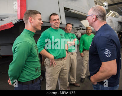 170329-N-YL 257-122 arabischen Golf (29. März 2017) Celebrity Chef Robert Irvine, rechts, spricht mit den Matrosen an Bord der Flugzeugträger USS George H.W. Bush (CVN 77) (GHWB) während einer United Service Organizations" (USO) besuchen Sie zum Schiff. GHWB ist in den USA der 5. Flotte Bereich für Maßnahmen zur Erhöhung der Sicherheit des Seeverkehrs auf die Verbündeten und Partnern zu beruhigen bereitgestellt, und der Freiheit der Schiffahrt und des freien Handels in der Region erhalten. (U.S. Marine Foto von Mass Communication Specialist 3. Klasse Christopher Gaines/Freigegeben) Stockfoto