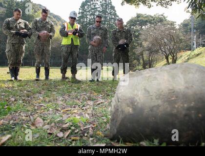 170330-N-SD 711-0219 SASEBO, Japan (30. März 2017) Seabees zu Naval Mobile Konstruktion Bataillon (NMCB) 5 zugeordneten zahlen ihren Respekt nach dem Austausch wieder Grabsteine an Hario Shima Ordnance Anlage. (U.S. Marine Foto von Mass Communication Specialist Seaman Geoffrey S. Barham/Freigegeben) Stockfoto