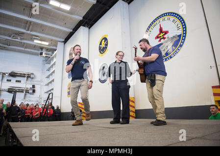 170329-N-YL 257-190 arabischen Golf (29. März 2017) Country Musik Sänger Craig Morgan führt für Segler an Bord der Flugzeugträger USS George H.W. Bush (CVN 77) (GHWB) während einer United Service Organizations" (USO) besuchen Sie zum Schiff. GHWB ist in den USA der 5. Flotte Bereich für Maßnahmen zur Erhöhung der Sicherheit des Seeverkehrs auf die Verbündeten und Partnern zu beruhigen bereitgestellt, und der Freiheit der Schiffahrt und des freien Handels in der Region erhalten. (U.S. Marine Foto von Mass Communication Specialist 3. Klasse Christopher Gaines/Freigegeben) Stockfoto