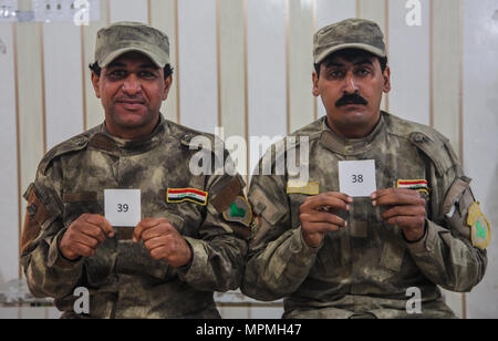 Zwei irakische Sicherheitskräfte Soldaten warten auf In-Prozess bei Besmaya Bereich Komplexe, Irak, 28. März 2017. Besmaya Bereich Komplexe ist einer von vier Combined Joint Task Force - inhärenten Building Partner Kapazität beheben Standorte zur Verbesserung der Fähigkeit der zusammengeschlossen, um Kräfte, die ISIS eingeweiht wird. CJTF-OIR ist die globale Koalition zu besiegen ISIS im Irak und in Syrien. (U.S. Armee Foto von SPC. Ian Ryan) Stockfoto