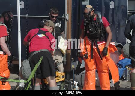 FORT GORDON FEUERWEHR Ausbildung, Fort Gordon, Ga, 27. März 2017 - South Carolina Army National Scots Guards aus dem 43 Civilian Support Team bereiten eine simulierte kontaminierten Bereich auf eine kollabierte Struktur Standort Während wachsam Guard 17 zu suchen. (U.S. Army National Guard Foto von SPC. Jordan Trent/Freigegeben) Stockfoto