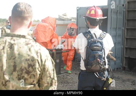 FORT GORDON FEUERWEHR Ausbildung, Fort Gordon, Ga, 27. März 2017 - South Carolina Army National Scots Guards aus dem 43 Civilian Support Team bereiten eine simulierte kontaminierten Bereich auf eine kollabierte Struktur Aufstellungsort beim zivilen Emergency Response Arbeiter und Feuerwehrmänner beachten Sie bei Wachsam Guard 17 zu suchen. (U.S. Army National Guard Foto von SPC. Jordan Trent/Freigegeben) Stockfoto