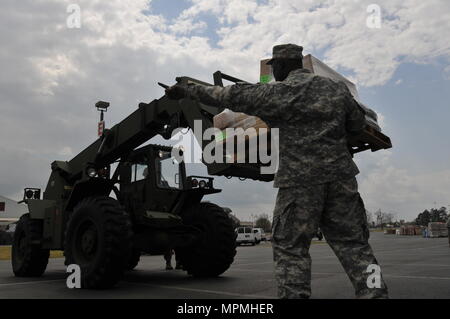 PERRY MESSEGELÄNDE, Perry, Ga, 29. März 2017 - Georgia Armee nationale Scots Guards Staff Sgt. Garrette Hall, ein petroleumversorgung Spezialist, 201St Region Support Group, Boden führt den Gabelstapler Fahrer als Pakete aus sind von Lkw während Wachsam Guard 17 verschoben. Die Fahrzeuge, die Ausrüstung, die notwendig ist, um Vorsorge für den Fall eines katastrophalen Ereignisses. (U.S. Army National Guard Foto von Kiara Schweiß/Freigegeben) Stockfoto