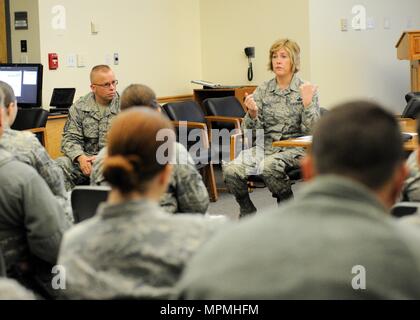 Chief Master Sergeant Amy R. Giaquinto, Air National Guard Befehl Chief für New York besucht die 174. Tagung des Rates Angriff Flügel eingetragen am Hancock Feld in Syracuse NY Am 1. April 2017. Giaquinto sprach mit der Struktur und der Bedeutung der Soldaten Performance Review (EPR), da es für die Mitglieder der Air National Guard gilt. (NY Air National Guard Foto von Master Sgt. Lillique Ford/freigegeben) Stockfoto