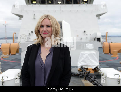 Julie Sheehan, ein direkter Nachfahre von Coast Guard held Einweisende 1. Klasse Douglas Munro, Pausen auf den Bug des neu in Betrieb genommene Coast Guard Cutter Munro für ein Foto vor einer Inbetriebnahme Zeremonie in Seattle, 1. April 2017. Julie ist das grosse - Nichte von Douglas Munro, der der einzige Küstenwache Ehrenmedaille Empfänger. U.S. Coast Guard Foto von Petty Officer 2nd class Jonathan Klingenberg. Stockfoto