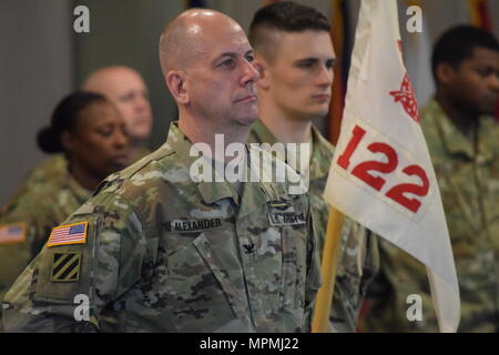 Georgien Army National Guard Oberst Alan B. Alexander, der Kommandant der 122 taktische Unterstützung Loslösung steht mit seiner Soldaten während eines Patch ändern Zeremonie, in der die 122 TSD die Schulter Hülse Insignien des 7 Infanterie Division erhielt. Stockfoto
