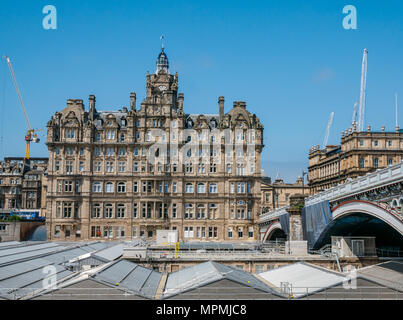 Balmoral Hotel, Rocco Forte 5 Sterne Luxus Hotel, Princes Street, Edinburgh, Schottland, Großbritannien, Glasdach der Waverley Station und Arbeiter Abseilen Stockfoto