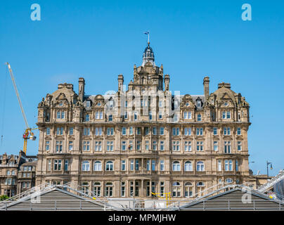 Balmoral Hotel, Rocco Forte 5 Sterne Luxus Hotel Princes Street, Edinburgh, Schottland, Großbritannien mit workmanin orange Abseilen Stockfoto