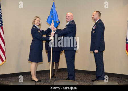 Oberst Stanley L. Stefancic III erhält die 188 Aufklärung und Überwachung Gruppe guidon von Oberst Bobbi J. Doreenbos, 188 Wing Commander, während der Befehl Zeremonie März 1, 2017 Ebbing Air National Guard Base, Fort Smith, Arche Stefancic 24 Jahre in der Intelligenz Berufsfeld gedient hat und hat einen umfangreichen Hintergrund in Intelligence support unit-Vorgänge. (U.S. Air National Guard Foto von älteren Flieger Matthew Matlock) Stockfoto