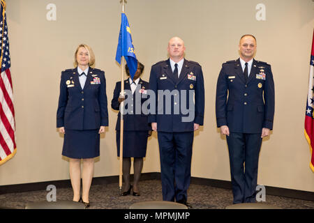 Von links, Spalte Bobbi J. Doorenbos, 188 Wing Commander, Oberst Stanley L. Stefancic III und Oberst Robert I. Kinney folgenden Stefancic's Annahme der 188 Aufklärung und Überwachung Gruppe März 1, 2017 Ebbing Air National Guard Base, Fort Smith, Arche Stefancic Befehl von Kinney, der Kommandant der ISRG seit fast drei Jahren ausgegangen. (U.S. Air National Guard Foto von älteren Flieger Matthew Matlock) Stockfoto