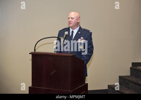 Oberst Stanley L. Stefancic III spricht während der 188 Aufklärung und Überwachung Gruppe ändern des Befehls Zeremonie März 1, 2017 Ebbing Air National Guard Base, Fort Smith, Arche Stefancic sprach über die Vergangenheit des ISRG und Zukunft und wie die zwei Missionen in die nächste Ebene bewegen würde. (U.S. Air National Guard Foto von älteren Flieger Matthew Matlock) Stockfoto