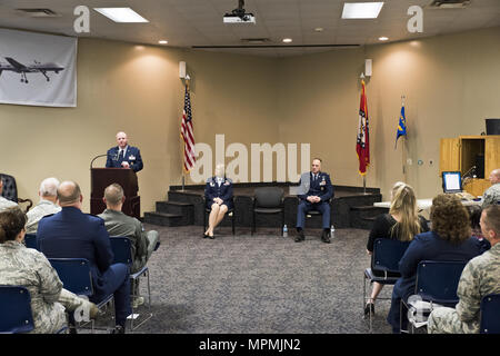 Oberst Stanley L. Stefancic III spricht während der 188 Aufklärung und Überwachung Gruppe ändern des Befehls Zeremonie März 1, 2017 Ebbing Air National Guard Base, Fort Smith, Arche Stefancic sprach über die Vergangenheit des ISRG und Zukunft und wie die zwei Missionen in die nächste Ebene bewegen würde. (U.S. Air National Guard Foto von älteren Flieger Matthew Matlock) Stockfoto