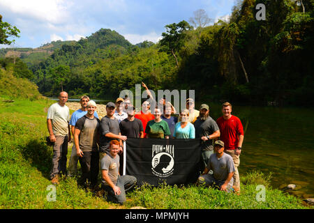 Service-Mitglieder von 17-4LA Recovery Team 3, bereitgestellt durch Defense POW/MIA Accounting Agentur (DPAA), posieren für ein Mannschaftsfoto als Teil einer Wiederherstellung-Mission in der Nähe von Ban Chanon Dorf, Khammouon Provinz, Demokratische Volksrepublik Laos, 30. März 2017. DPAA Teammitglieder eingesetzt, um die Gegend in der Hoffnung auf Genesung die Überreste eines Piloten Gebühreneinzug von der Vietnam-Konflikt ist die Mission von DPAA ausführlich möglich entfallen unsere fehlenden Mitarbeiter, ihre Familien und die Nation. (Foto: U.S. Army Staff Sgt Richard DeWitt) Stockfoto