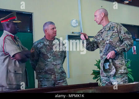 Us-Armee Oberstleutnant Ed Williams, Defense Attache für die US-Botschaft in Malawi, Schriftsatz Malawi Brig. Gen. Swithun Mchungula Malawi, Kommandant der Streitkräfte der Hochschule, und US-Armee Brig. Gen. Kenneth Moore, US-Armee Afrika stellvertretender Kommandant, Malawi Streitkräfte College, Salima, Malawi, während der endgültigen Planung Event für die Afrika Land Kräfte Gipfel 2017, 28. März 2017. Koester ist eine jährliche, einwöchigen Seminar in dem Land Kraft Leiter aus ganz Afrika für offenen Dialog zu diskutieren und kooperative Lösungen für regionale und überregionale Herausforderungen und Bedrohungen entwickeln. Stockfoto