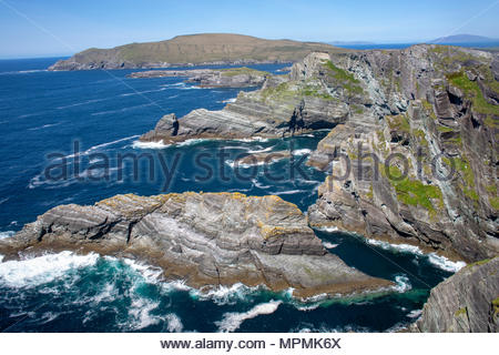 Schönen Klippen entlang der Küste von Kerry im Südwesten Irlands an einem sonnigen Tag im Mai Stockfoto