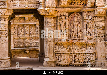 Gott und Göttin Skulpturen an stepwell Rani ki Vav, ein aufwendig konstruierten historischen Ort in Gujarat, Indien. Ein UNESCO Weltkulturerbe. Stockfoto