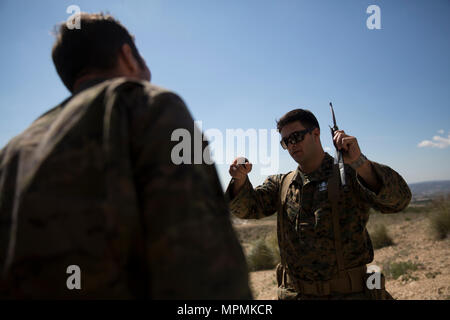 Sgt. Joseph Atilano, eine Beseitigung von Explosivstoffen Techniker zugewiesen zu speziellen Zweck Marine Air Ground Task Force-Crisis Response-Africa, erklärt Beschäftigung eines äußeren Streifen kostenlos an einen spanischen 2 Special Operations Group "Granada" Mitglied bei einem bilateralen Training übung in Agost, Alicante, Spanien, 28. März 2017. Das Training erlaubt Marines und Spanisch SOF Mitglieder Taktik und explosiven Funktionen gemeinsam nutzen, weitere Verbesserung der Interoperabilität und der Förderung gemeinsamer Ziele zusammen arbeiten als Verbündete. (U.S. Marine Corps Foto von Sgt. Jessika Braden) Stockfoto