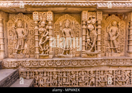 Gott und Göttin Skulpturen an stepwell Rani ki Vav, ein aufwendig konstruierten historischen Ort in Gujarat, Indien. Ein UNESCO Weltkulturerbe. Stockfoto