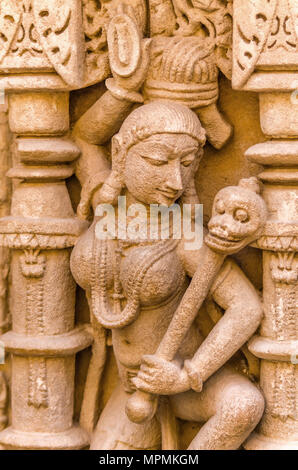 Hinduistische Göttin Skulptur an stepwell Rani ki Vav, ein aufwendig Gebaut im 11. Jahrhundert, Gujarat, Indien. Ein UNESCO-Weltkulturerbe, Stockfoto